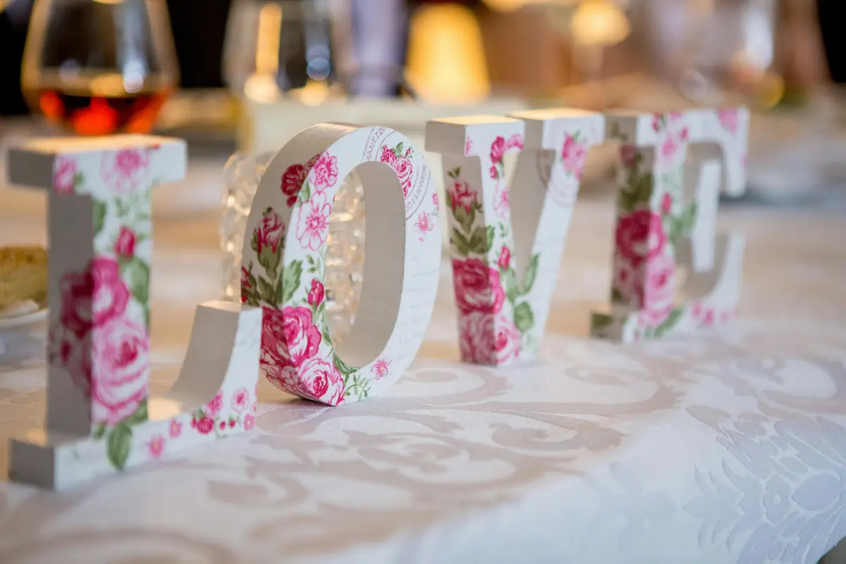 Service à table lors d'un repas de mariage