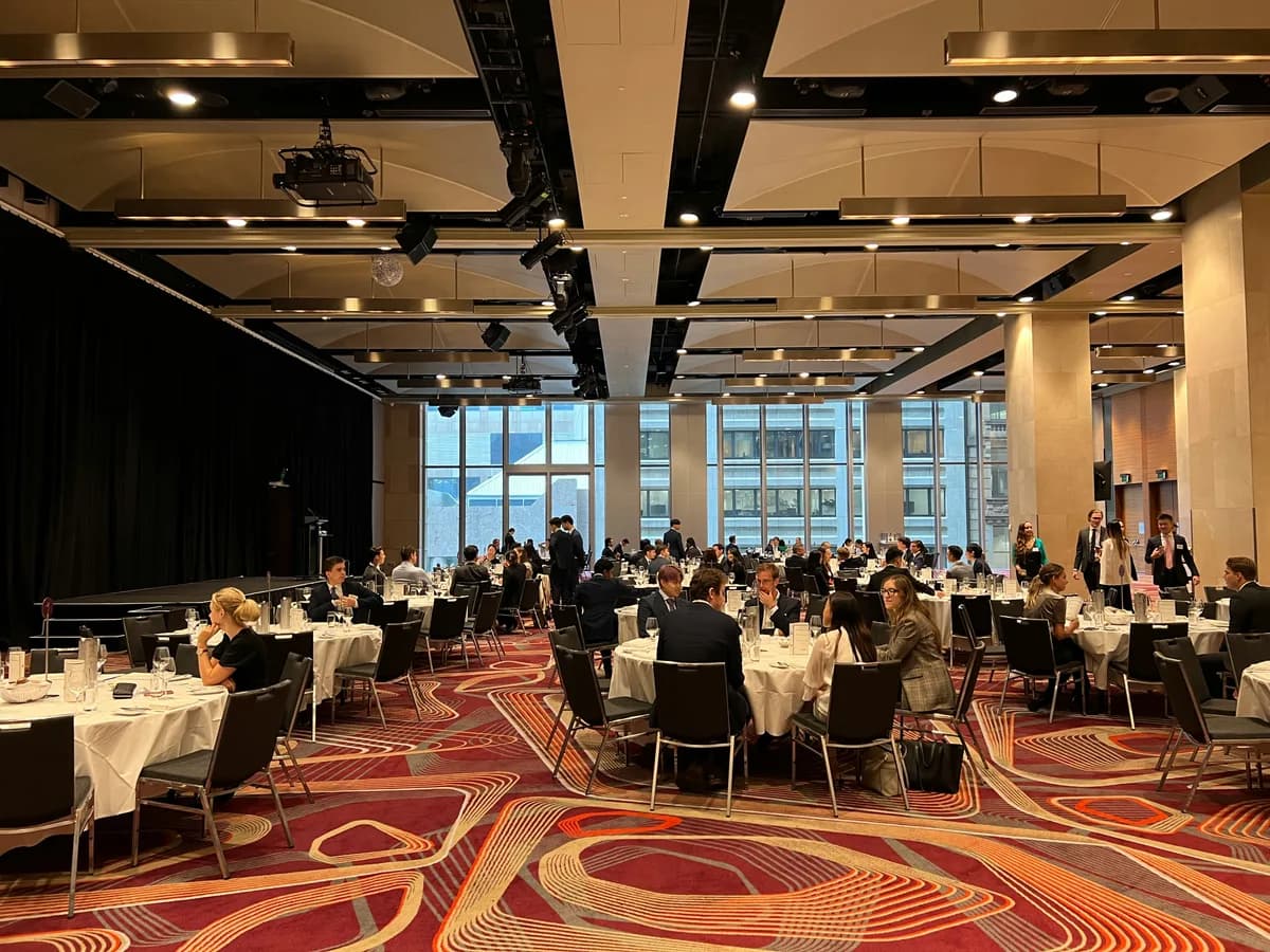 Grande salle de réception d'entreprise garnie de tables rondes
