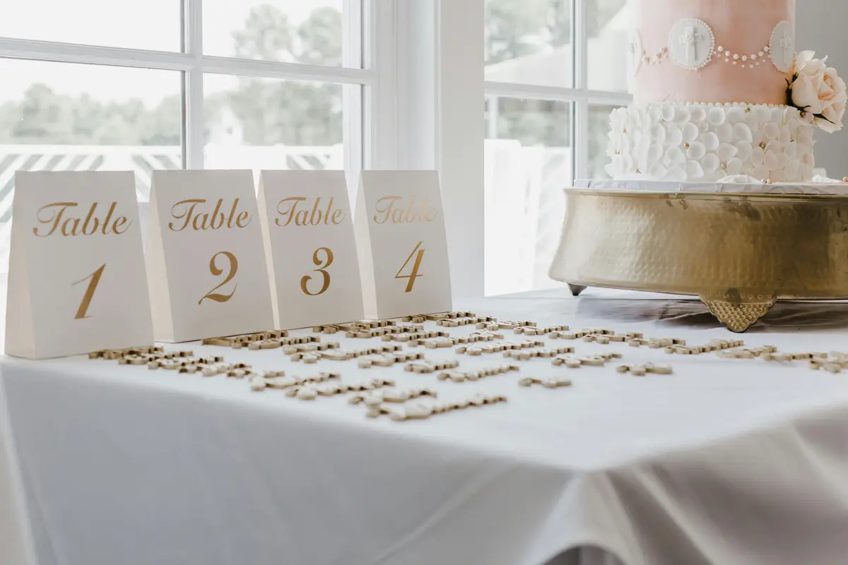 Salle de réception de mariage avec plan de table finalisé
