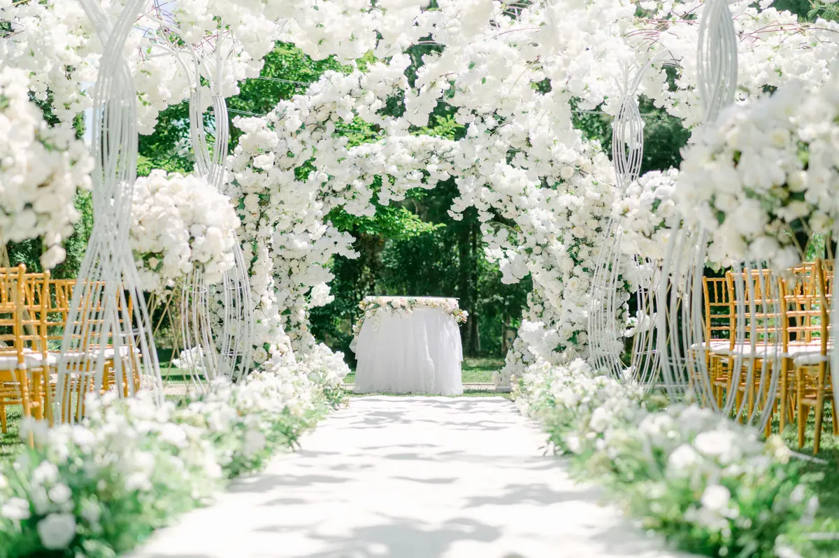 Réception de mariage intime avec une grande table commune