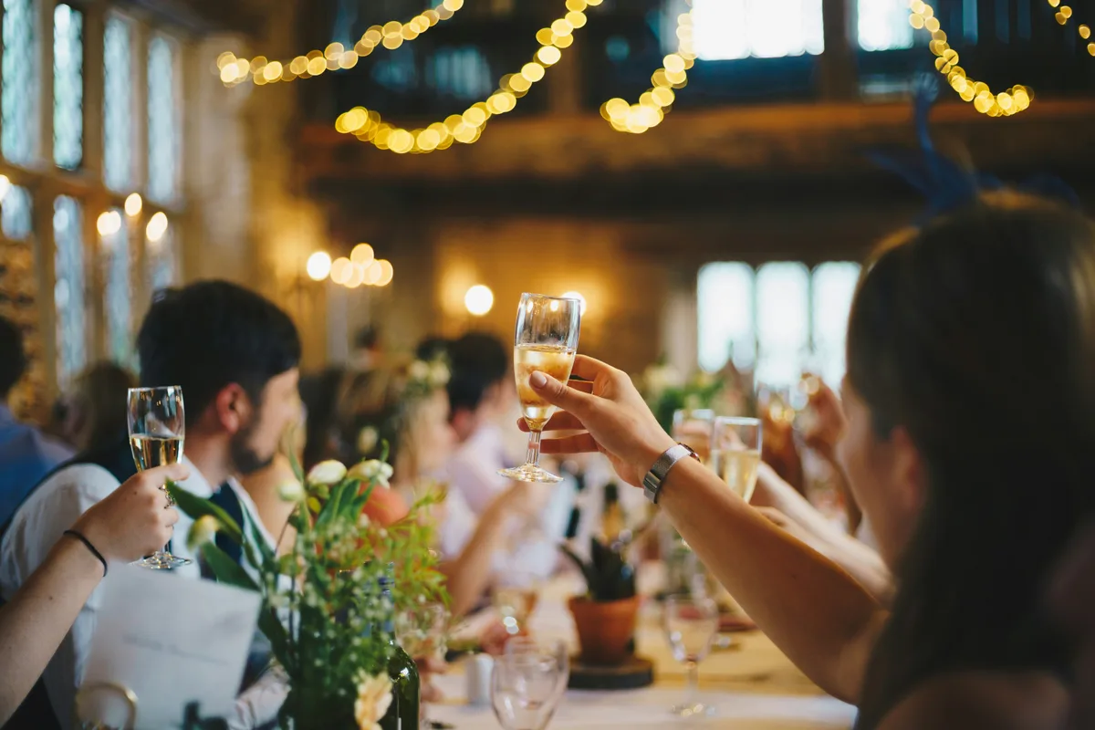 Convives trinquant lors d'un dîner de séminaire