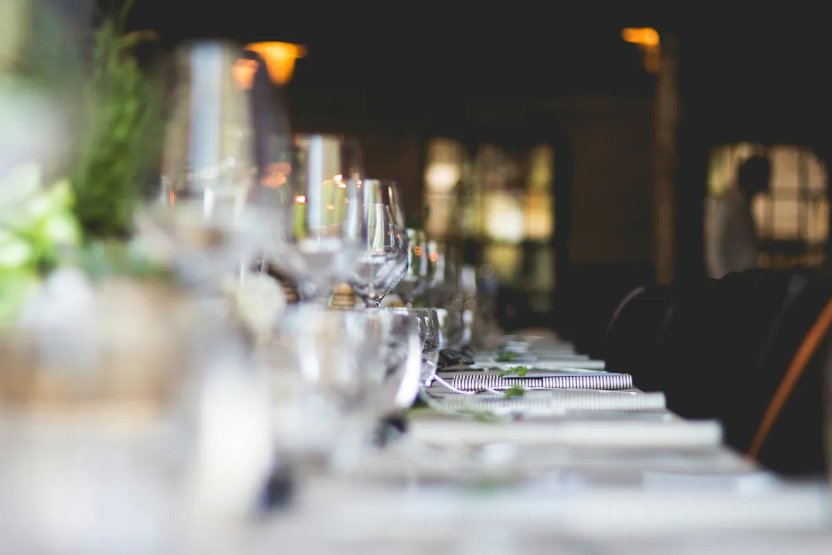 Table dressée avec verres et couverts lors d'un dîner professionnel